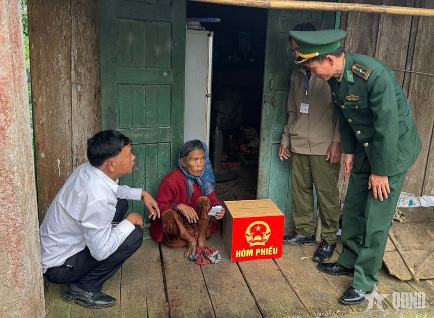 Quảng Trị: 7 cử tri trên 100 tuổi trực tiếp tham gia bầu cử

